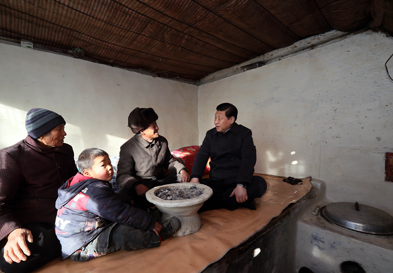 2012年12月30日，習近平在河北省阜平縣龍泉關鎮駱駝灣村看望唐榮斌老人一家。